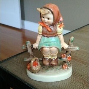 "Just Resting" Hummel